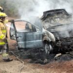 Automóvil fue consumido totalmente por las llamas en un camino del paraje Vinal