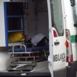 Conductor intentó doblar en “U” por una  avenida principal y terminó impactando con un árbol