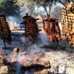 El interior santiagueño celebra el 25 de mayo con un concurso de asado con cuero y locro criollo