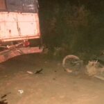 Motociclista chocó violentamente desde atrás a una camioneta que se había averiado en un camino vecinal