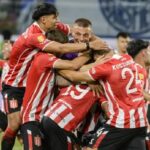 Estudiantes terminó 2024 a pura alegría al alzar el Trofeo de Campeones goleando por 3-0 a Vélez en el Madre de Ciudades