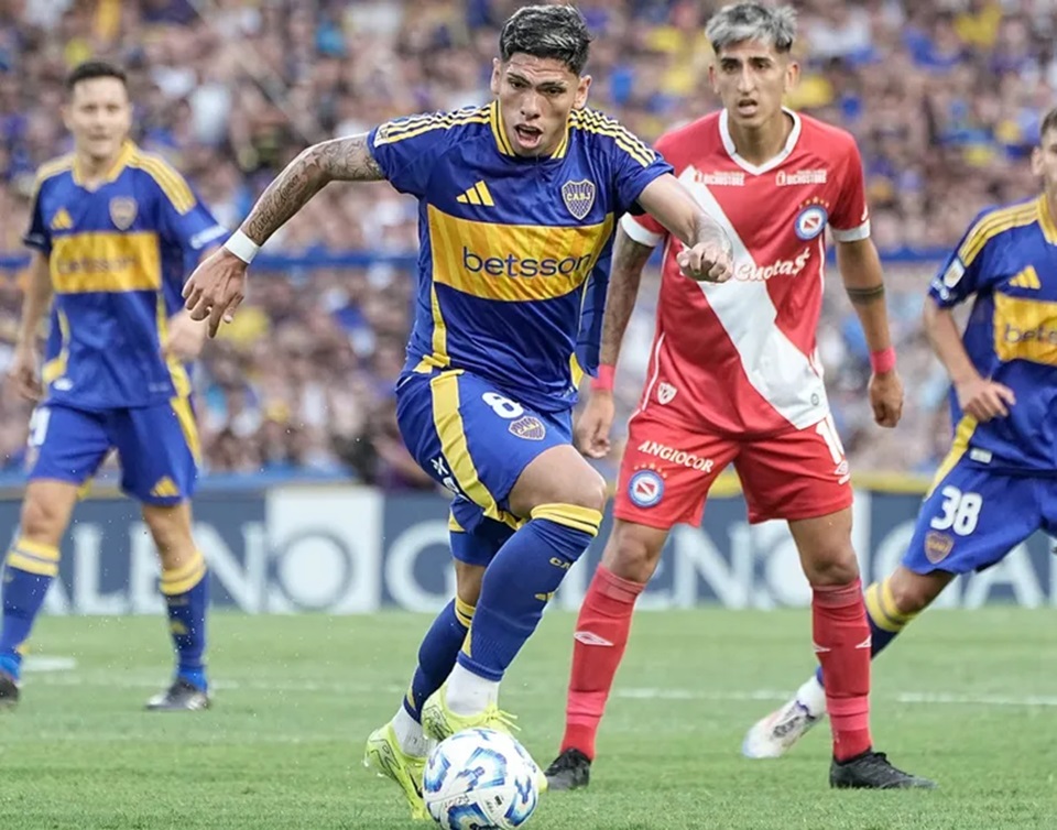 El chileno Palacios intenta ante la mirada de Lescano.