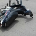Un motociclista lucha por su vida tras chocar contra un alambre atravesado en la calle
