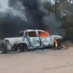 Horror: Encuentran una camioneta incendiada en un camino vecinal, con su conductor calcinado en el interior