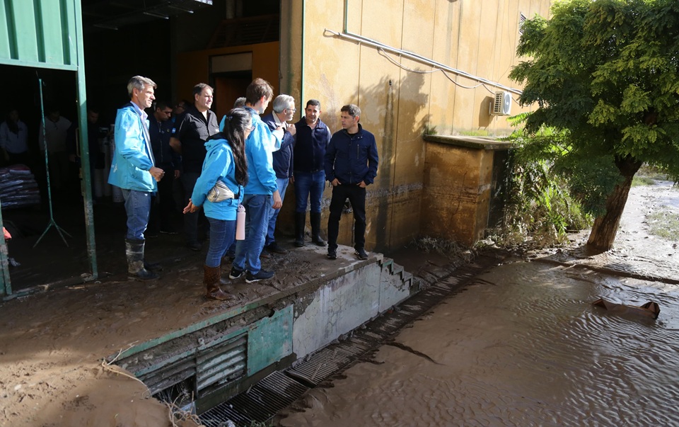 Axel Kicillof durante la recorrida por las zonas afectadas.