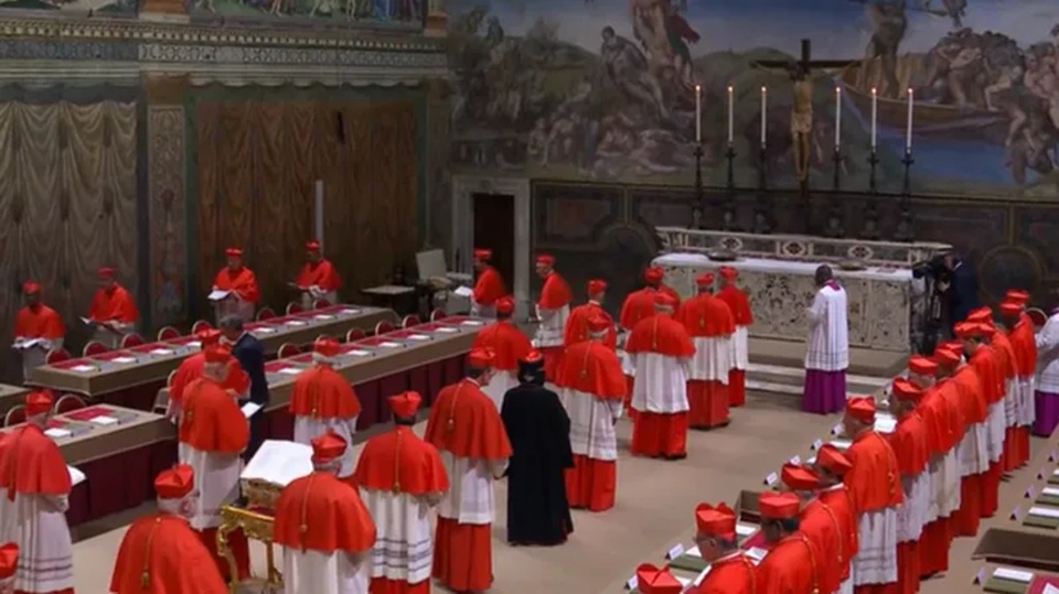 El Vaticano compartió las primeras imágenes de los cardenales dentro de la Capilla Sixtina.