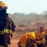 Alto riesgo: bomberos voluntarios quedaron encerrados por las llamas