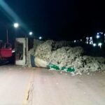 Acoplado cargado con algodón se desprendió de un camión y quedó atravesado en la ruta 34