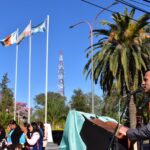 Araujo encabezó un sentido homenaje al padre del aula en el acto central por el día del maestro