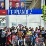 Militantes del Frente Cívico Fernández caminan los barrios informando a los vecinos sobre la BUP