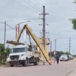 Camión grúa se llevó puesto el histórico arco de entrada de la ciudad de Fernández
