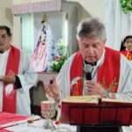 El obispo auxiliar Enrique Ossola celebró la misa de confirmación de adultos en Fernández
