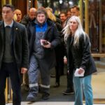 Milei viajó a Oslo para acompañar a Machado: Llegó vestido con un mameluco de YPF