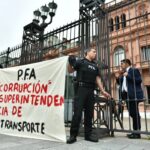 Un policía se esposó a la reja de la Casa Rosada para reclamar por los bajos sueldos