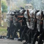 Brutal represión contra quienes protestaban por la reforma laboral de Milei