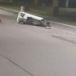 Un motociclista resultó herido tras chocar contra una valla de señalización en Forres