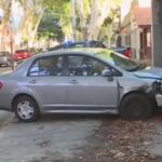 Una enfermera se durmió al volante, chocó contra un auto estacionado y volcó