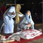 Fernández vivió una conmovedora representación de la Pasión de Cristo con más de cien actores en escena