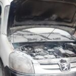 Susto en Forres: Se incendió una camioneta en plena vía pública por un desperfecto mecánico