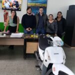 La Cooperativa de Agua de Fernández premió con una moto a una socia que mantenía su factura al día