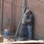 Amor entre andamios: Un beso entre dos albañiles desata el debate en redes sociales