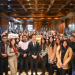El Jefe de Gabinete recibió en Casa de Gobierno a alumnos de los departamentos Sarmiento, Atamisqui y Quebrachos