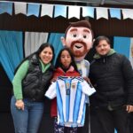Fernández late al ritmo del Mundial:  intercambio de figuritas y expectativas por el debut de la Selección