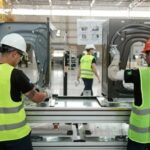 El empleo formal volvió a caer y el salario mínimo ya perdió casi 40% frente a la inflación