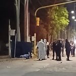Tragedia en Santiago: Un patrullero atropelló en el semáforo a una familia en moto, mató a una embarazada y a su pareja, y dejó grave a una niña