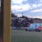 Clásico de Fernández: una bomba de estruendo alcanzó al  arquero de Independiente y se suspendió el partido