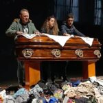 Despedida a Indio Solari: Abuelas, Madres e Hijos dejaron a sus pañuelos en el féretro