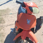 Colisión en el barrio Campini: un auto y una moto chocaron y se registraron daños materiales