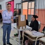 Víctor Araujo emitió su voto en Fernández y destacó la normalidad del acto eleccionario
