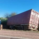 Se desprendió el acoplado de un camión sobre la Ruta 34 y camioneros se unieron para retirarlo