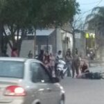 Choque de motos en pleno centro de Fernández deja a un conductor herido