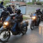 Megaoperativo en Capital y La Banda: nueve allanamientos simultáneos dejaron múltiples detenidos, armas tumberas y drogas secuestradas