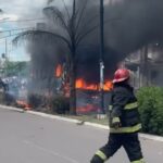Susto en el centro de La Banda: un colectivo de la Línea 6 explotó y fue consumido por las llamas